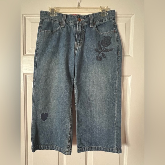 Levi’s ladies embellished capris - Picture 1 of 5